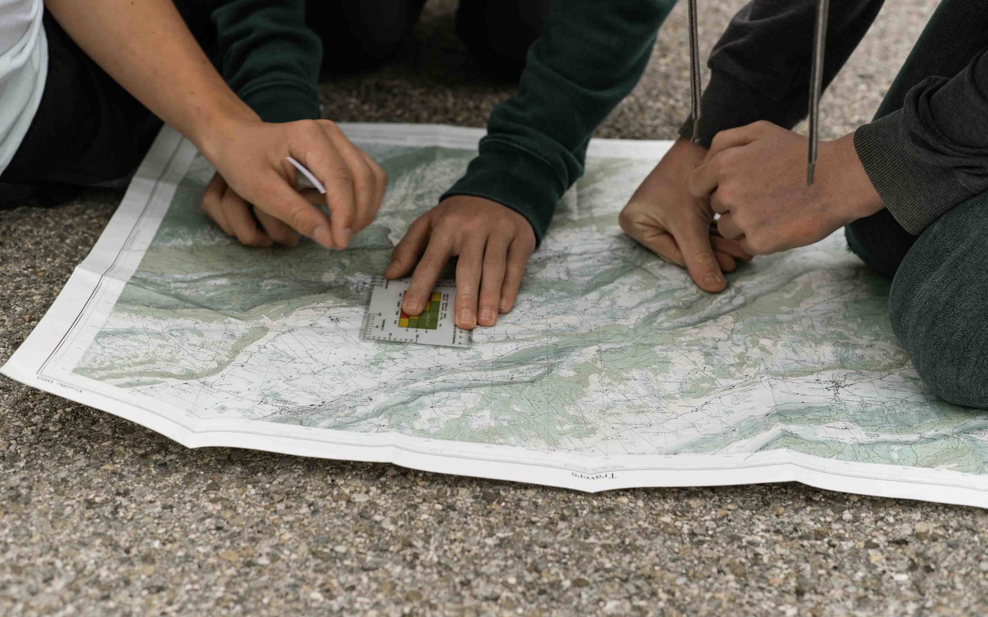 Doight qui indique un point sur une carte