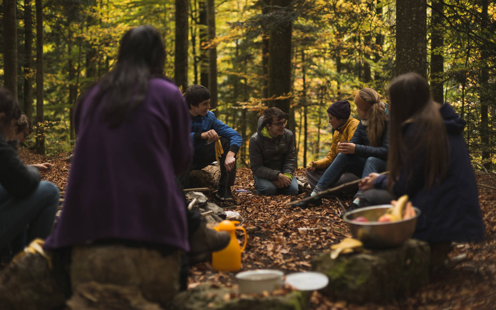 Groupe de jeunes dans la forêt