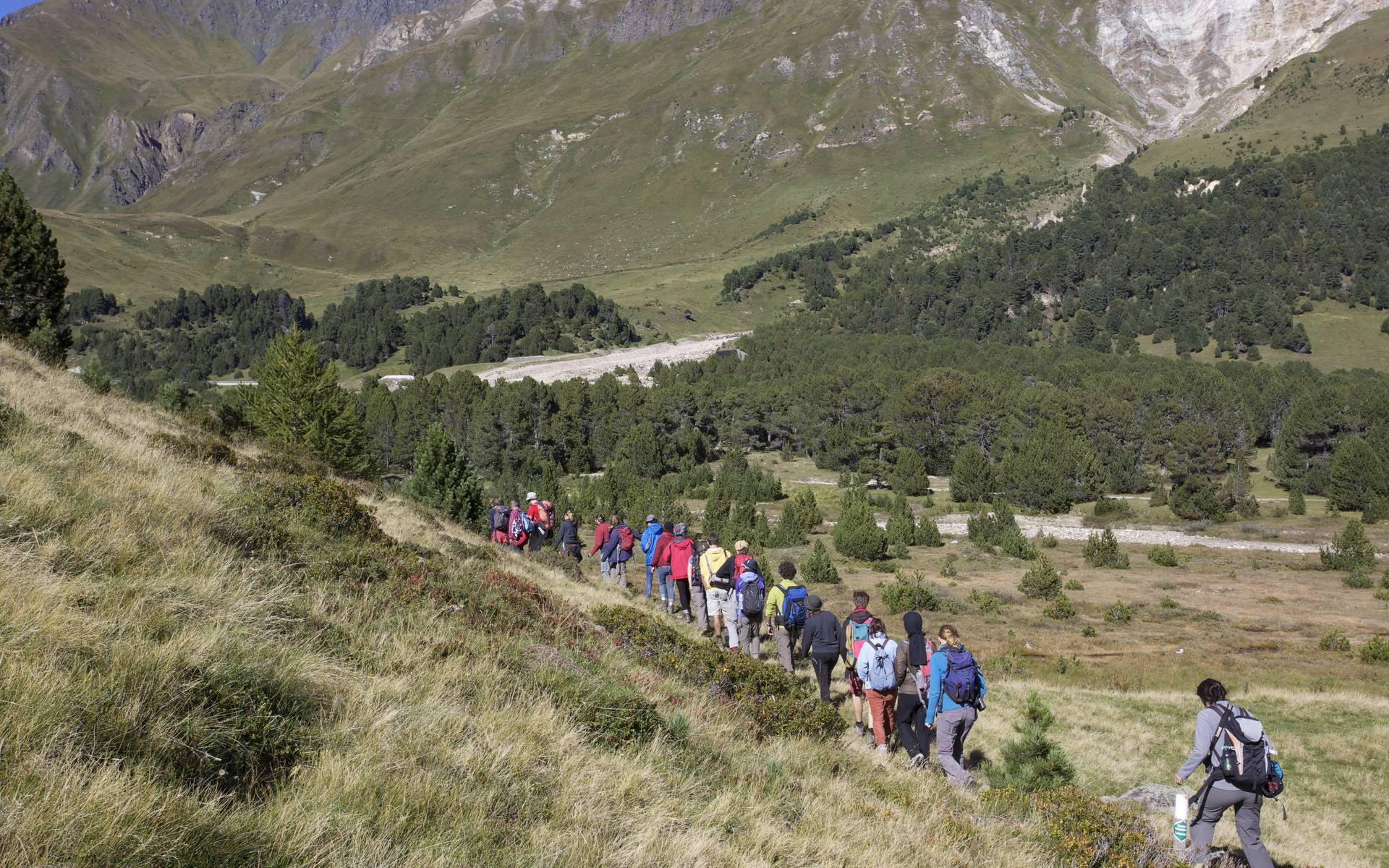 Groupe de personnes qui marchent dans les montagnes