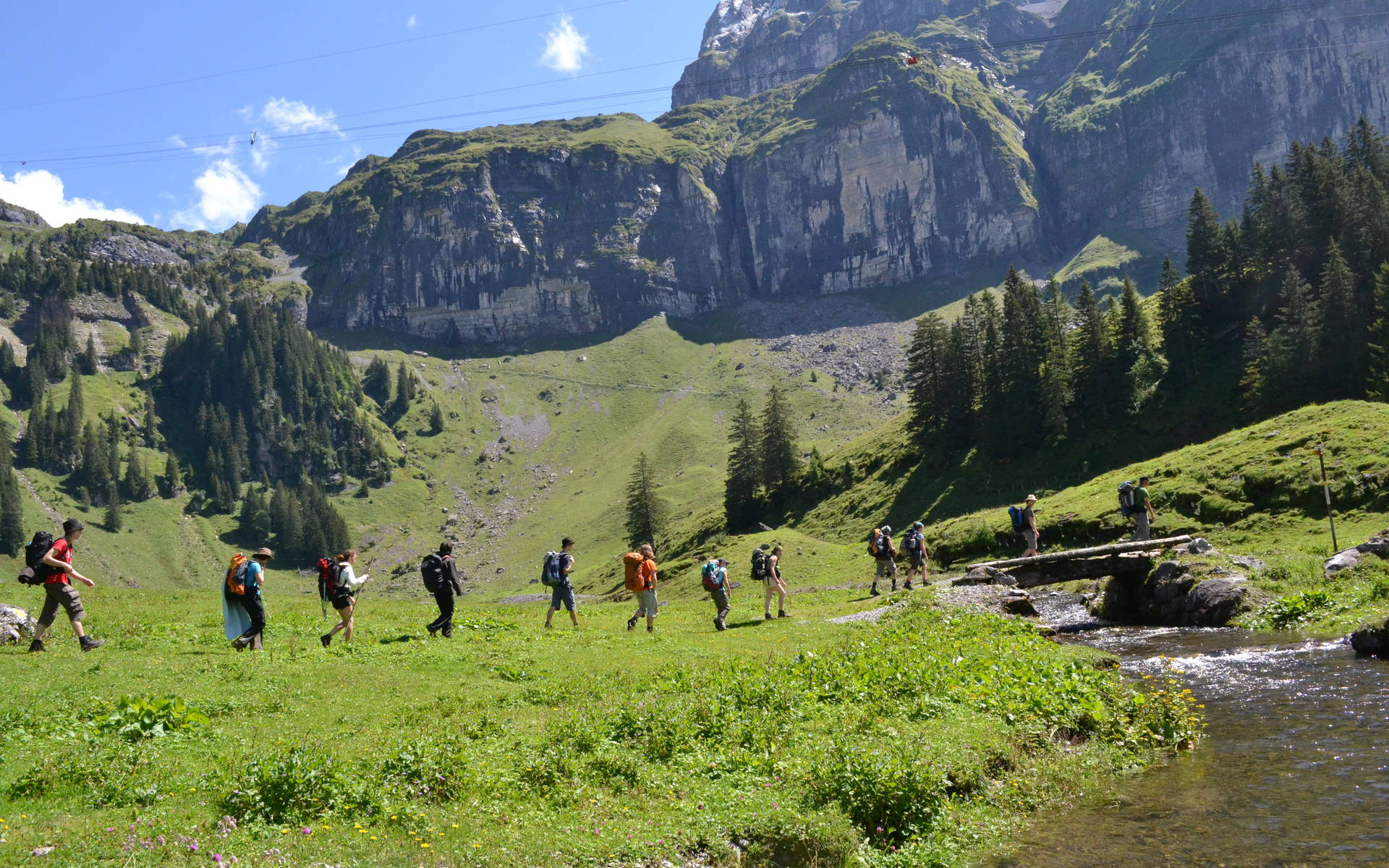 Groupe de personnes qui marchent dans à la montagne