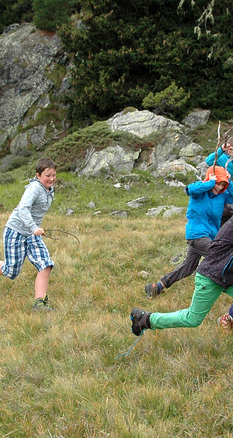 Kind mit Ballonen am spielen