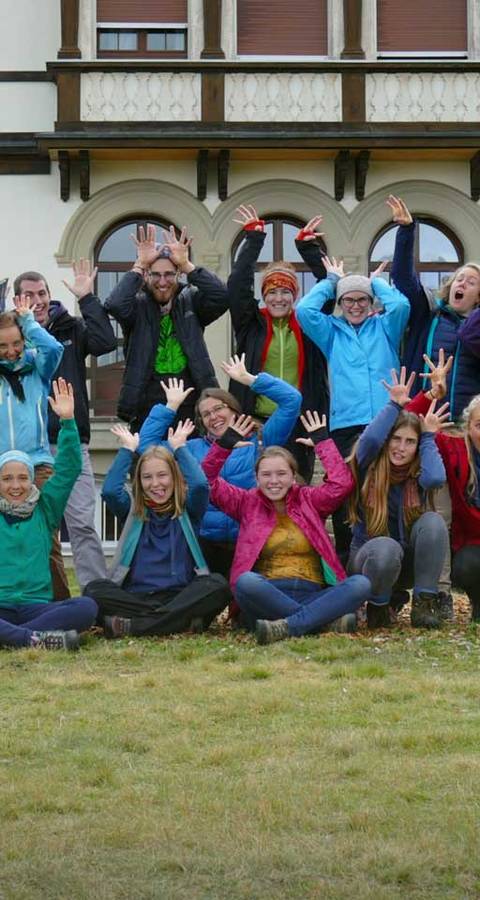 Leitende vor der Villa Cassel