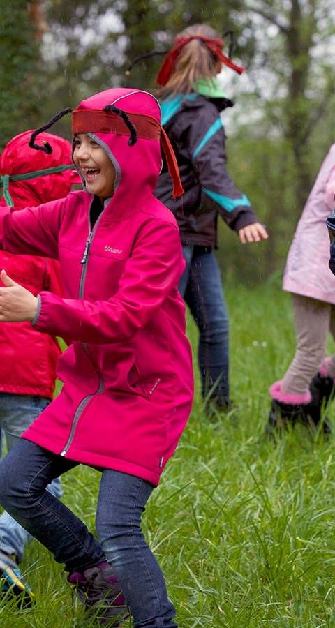 Kinder spielen auf der Wiese
