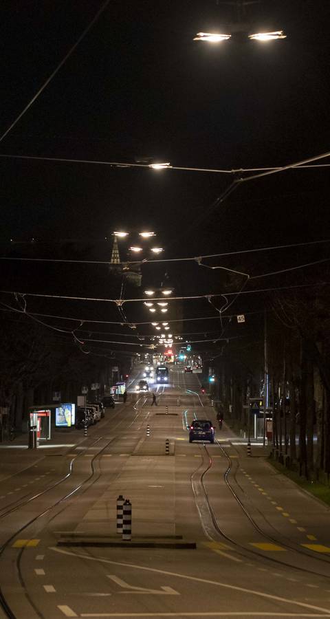 In Bern wird es auch in der Nacht nicht dunkel. Dafür sorgen Strassenlaternen, Scheinwerfer und Wohnungslampen.