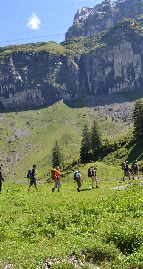 Jugendliche am Wandern (c) Pro Natura