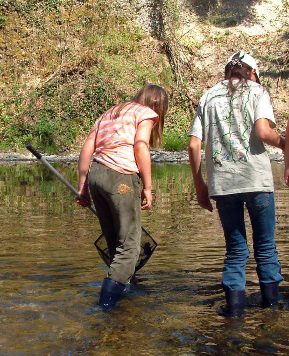 Des enfants à la découverte d'une rivière