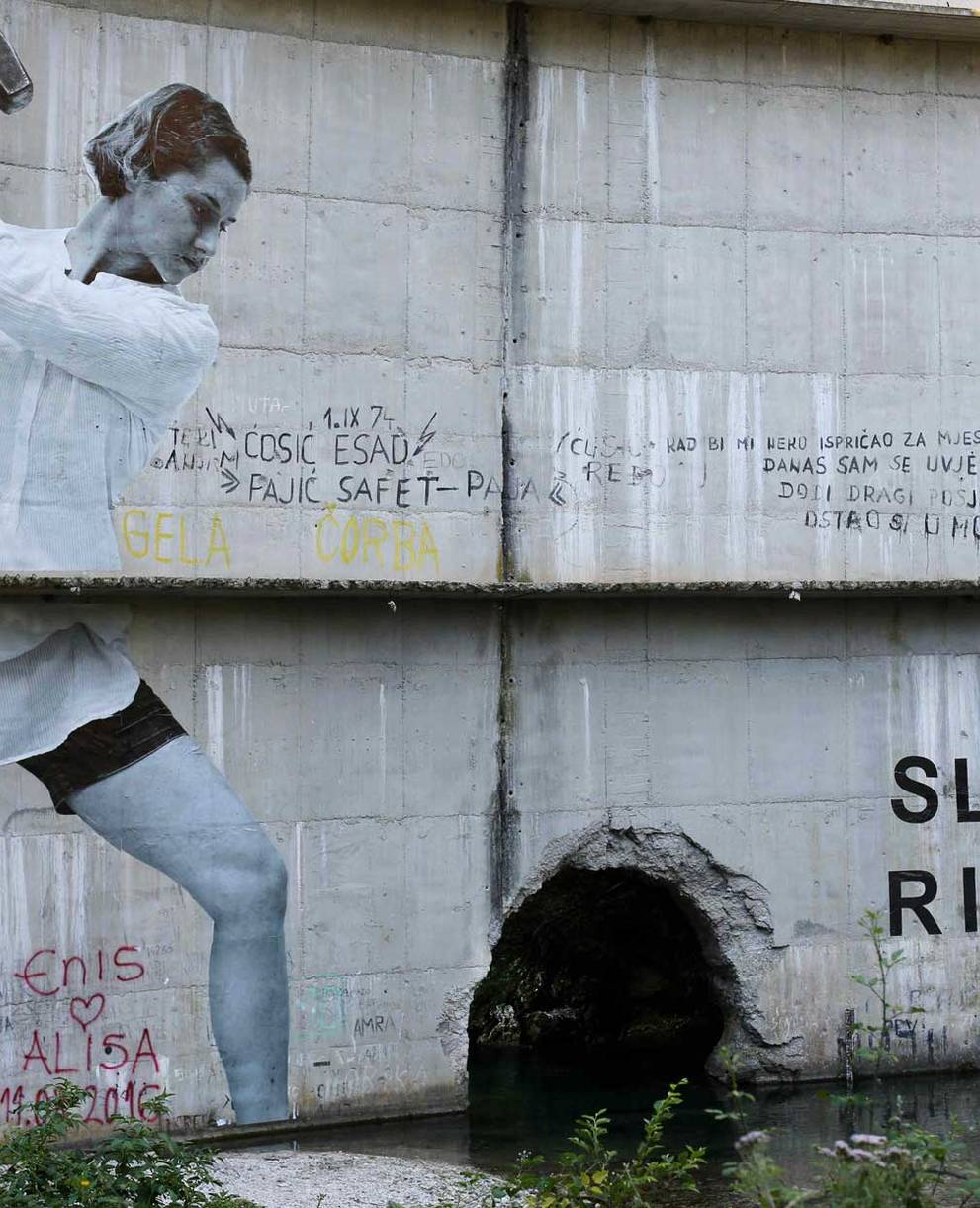 Action artistique sur le barrage abandonné d'Idbar (Bosnie)