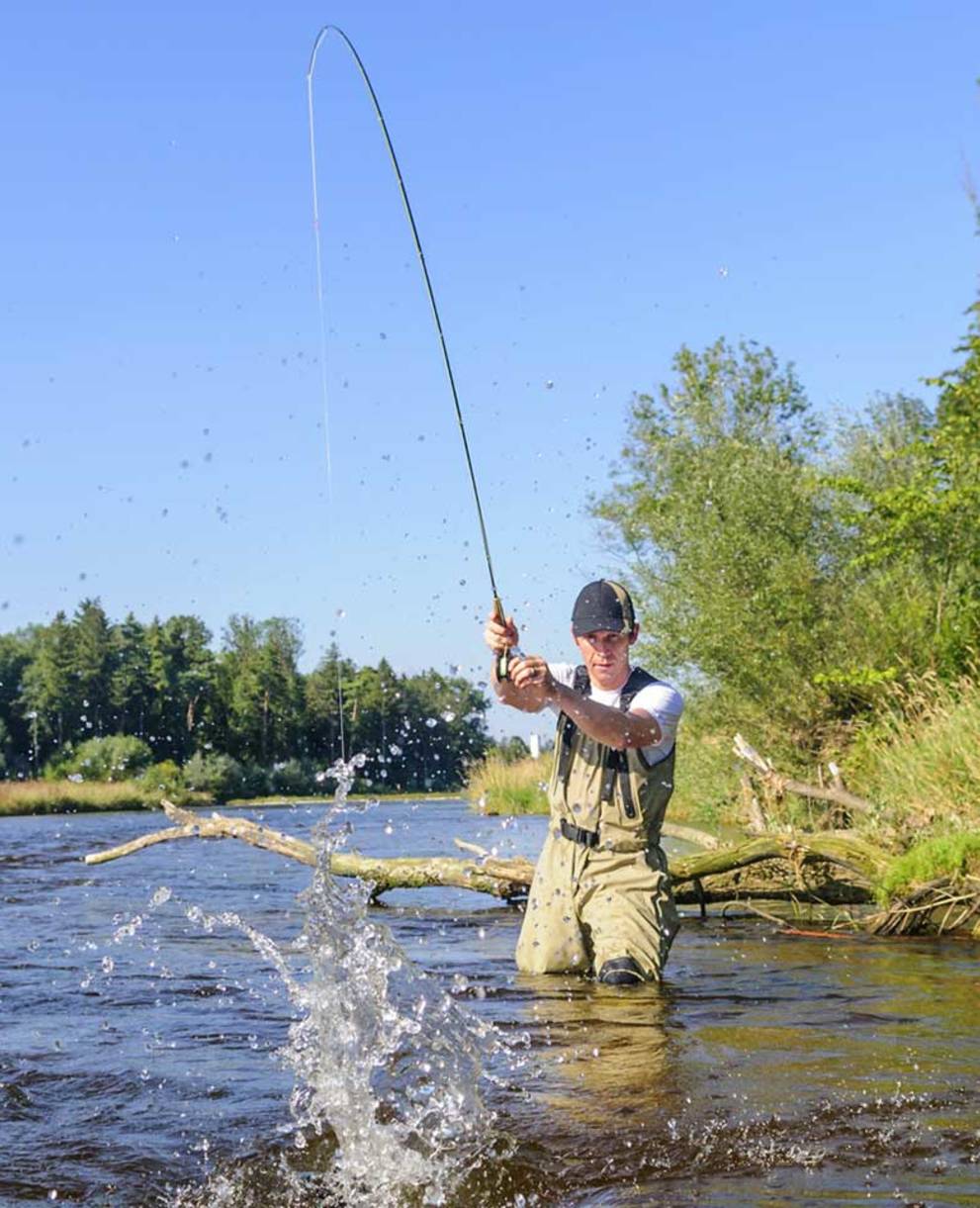 Pêcheur dans une rivière