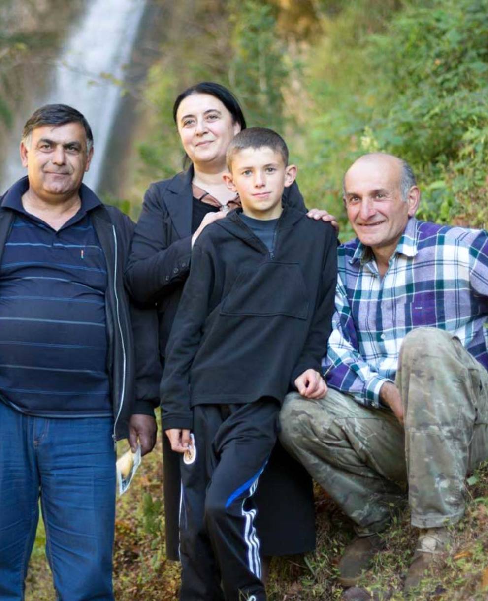 Die Projektkoordinatorin und weitere Teilnehmen vor einem Wasserfall in der Region Samegrelo, Georgien