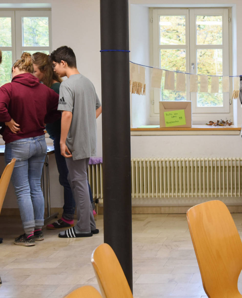 Leiterinnen und Leiter von Pro Natura diskutieren engagiert ihre Ideen in kleinen Grüppchen im Essaal