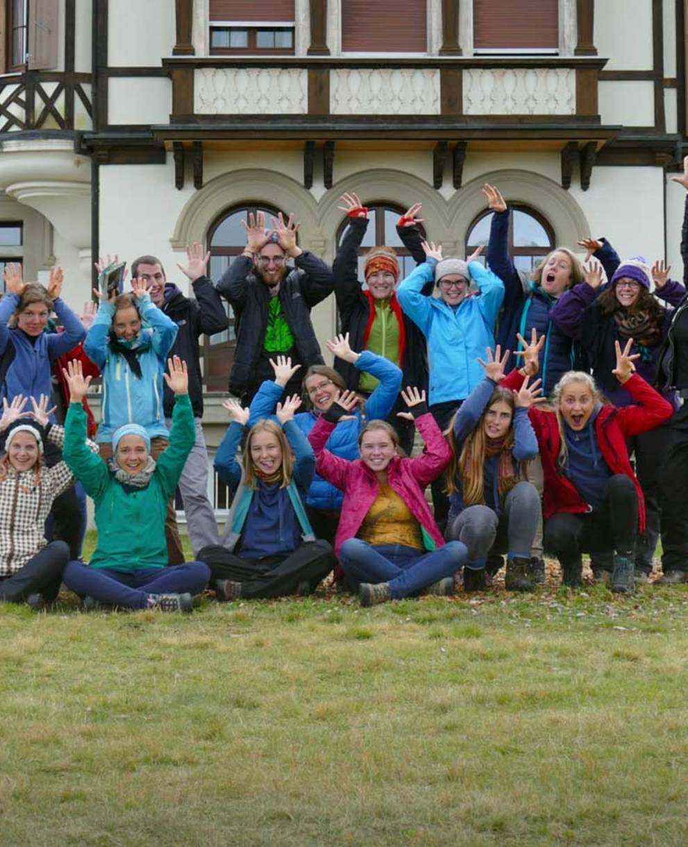 Leitende vor der Villa Cassel