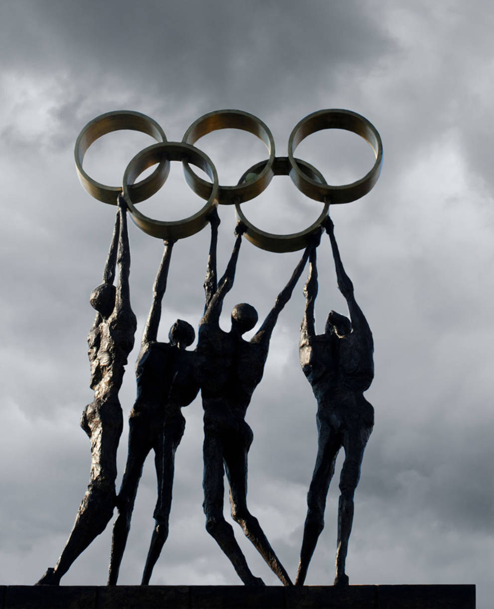 monument des JO devant un ciel gris