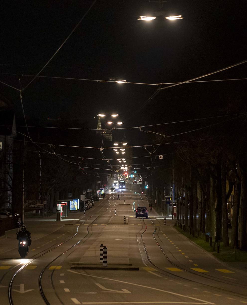 Même la nuit, il ne fait pas nuit à Berne. Les lampadaires, les projecteurs et les lampes d'appartement s'en assurent.