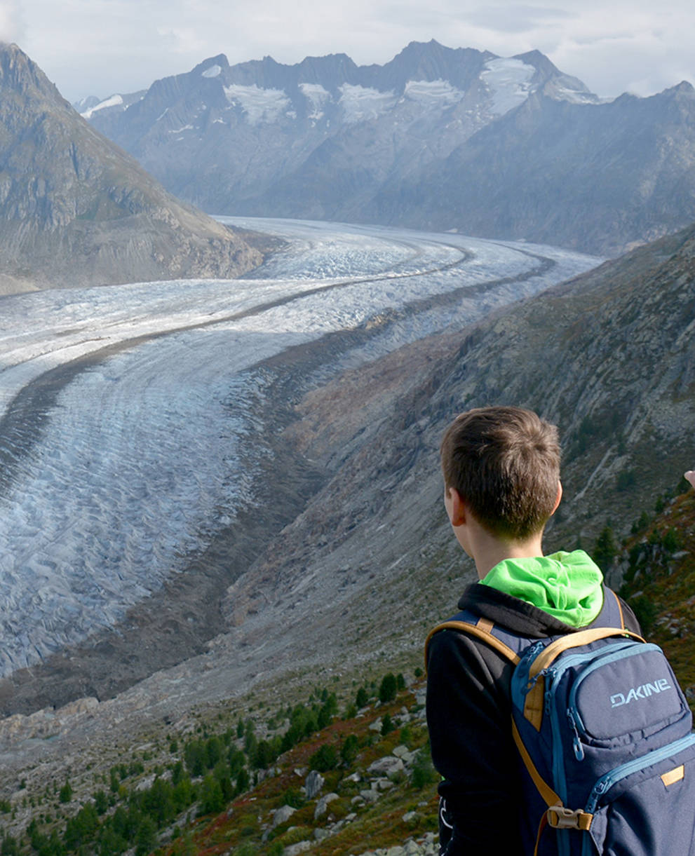 Gruppe blickt auf den Aletschgletscher