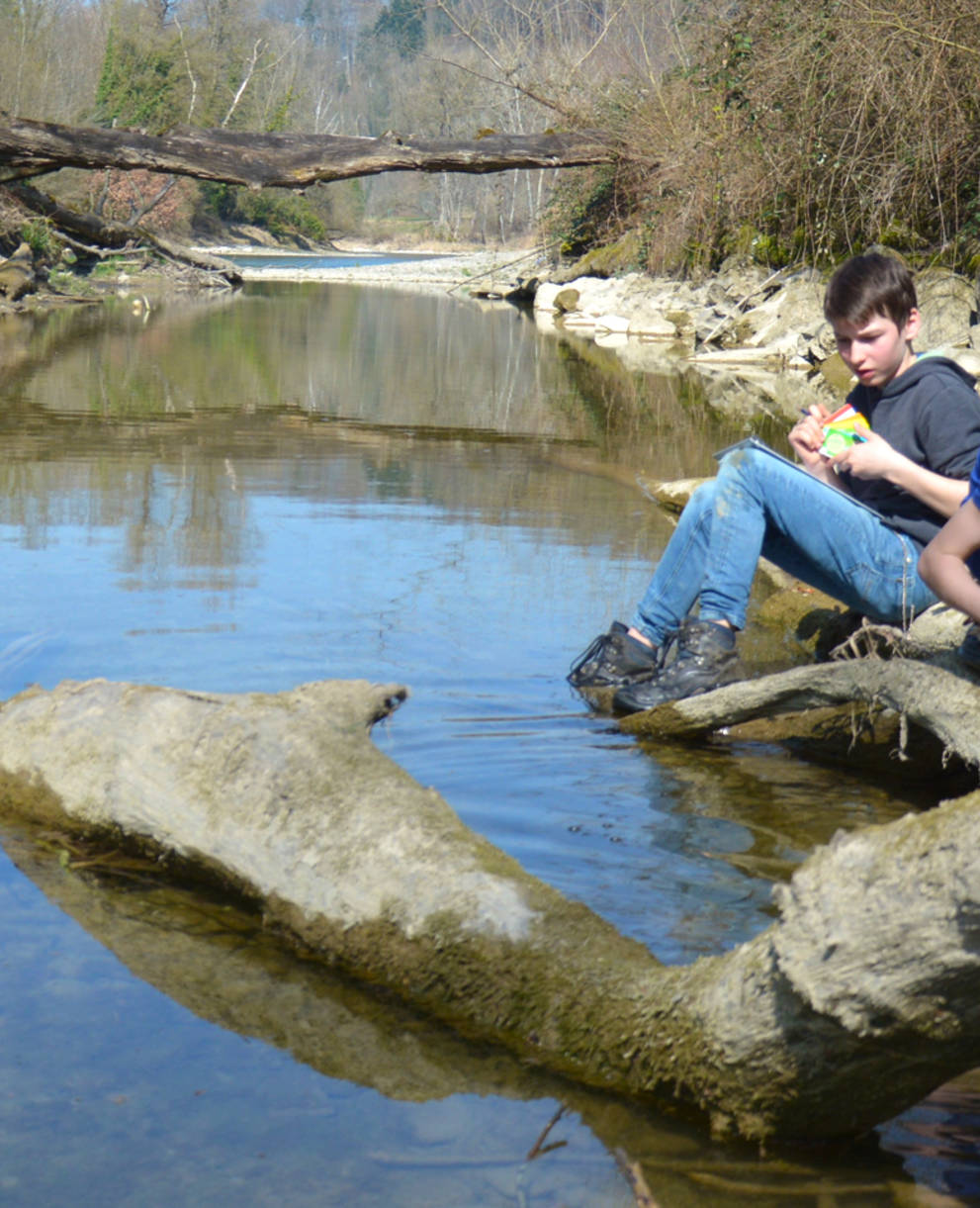 Buben unterwegs mit dem Forschungspaket "Hinaus ans Wasser"