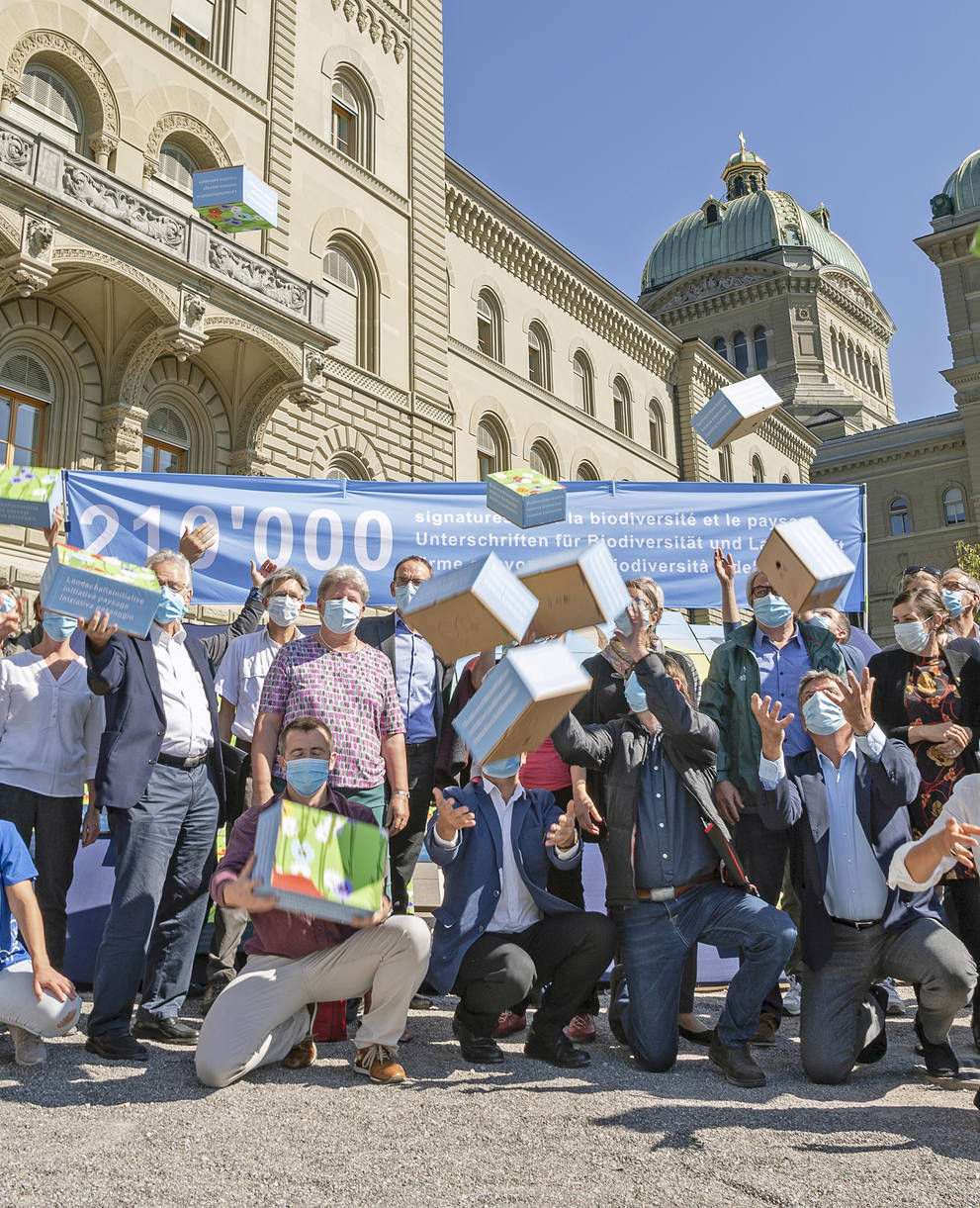 Dépôt des signatures pour la double initiative à Berne