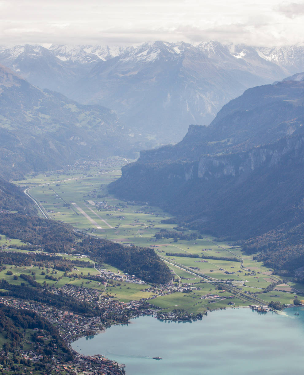 Blick in ein besiedeltes Tal umrahmt von Bergen © Matthias Sorg