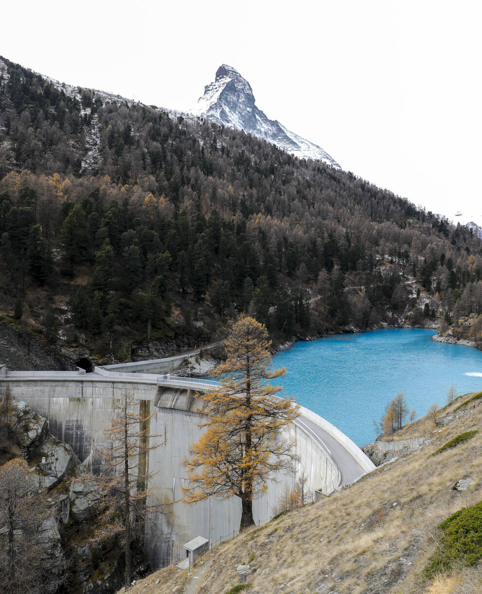 Die Staumauer im Zmutt-Tal im Wallis ist eine Bogenstaumauer und staut das Wasser des Zmutt-Gletschers und des Zmuttbaches. © Matthias Sorg