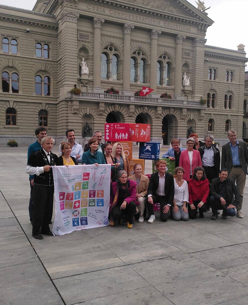 Mitglieder der Agenda 2030 treffen sich vor dem Bundeshaus in Bern