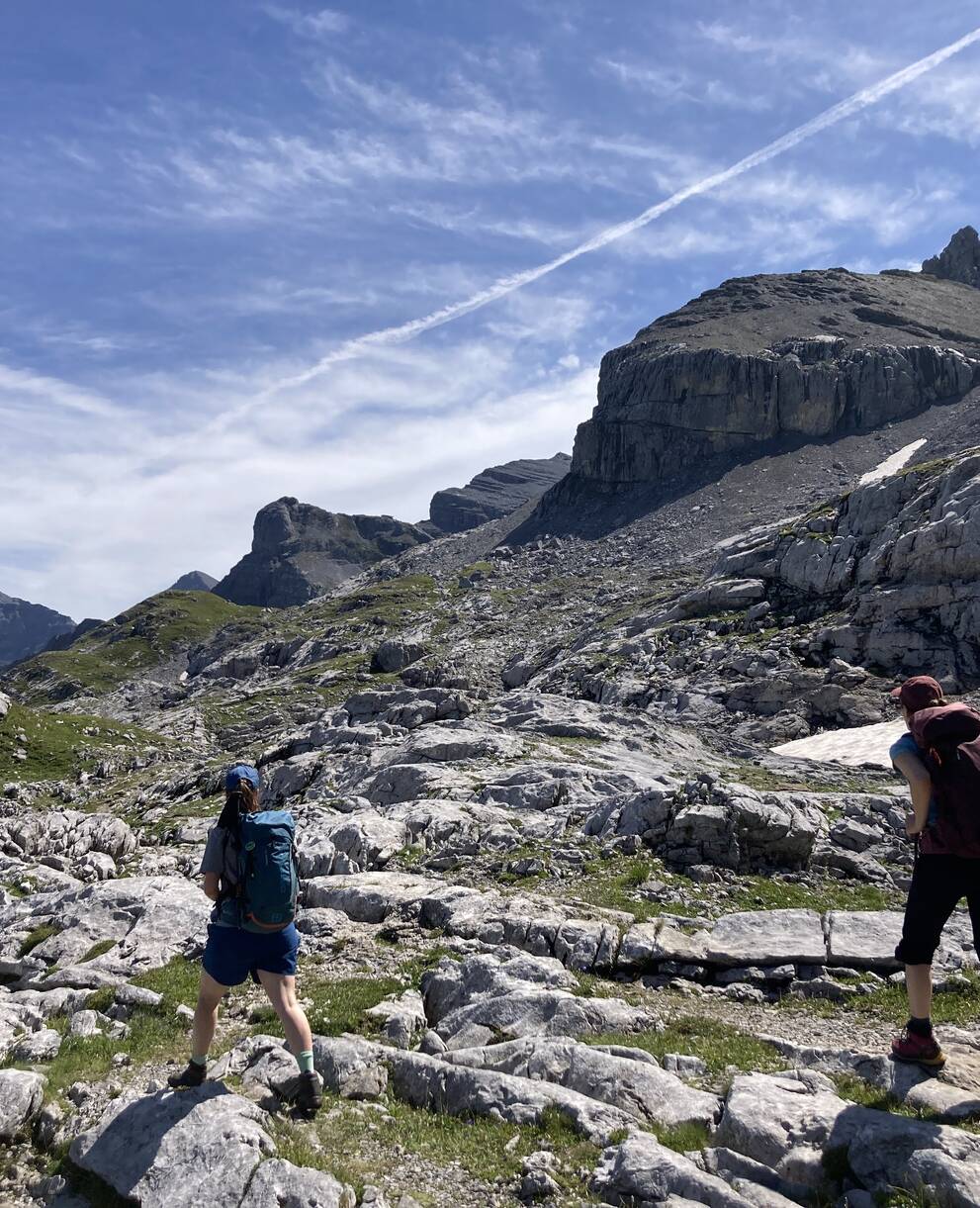 Jeunes qui se baladent dans les montagnes