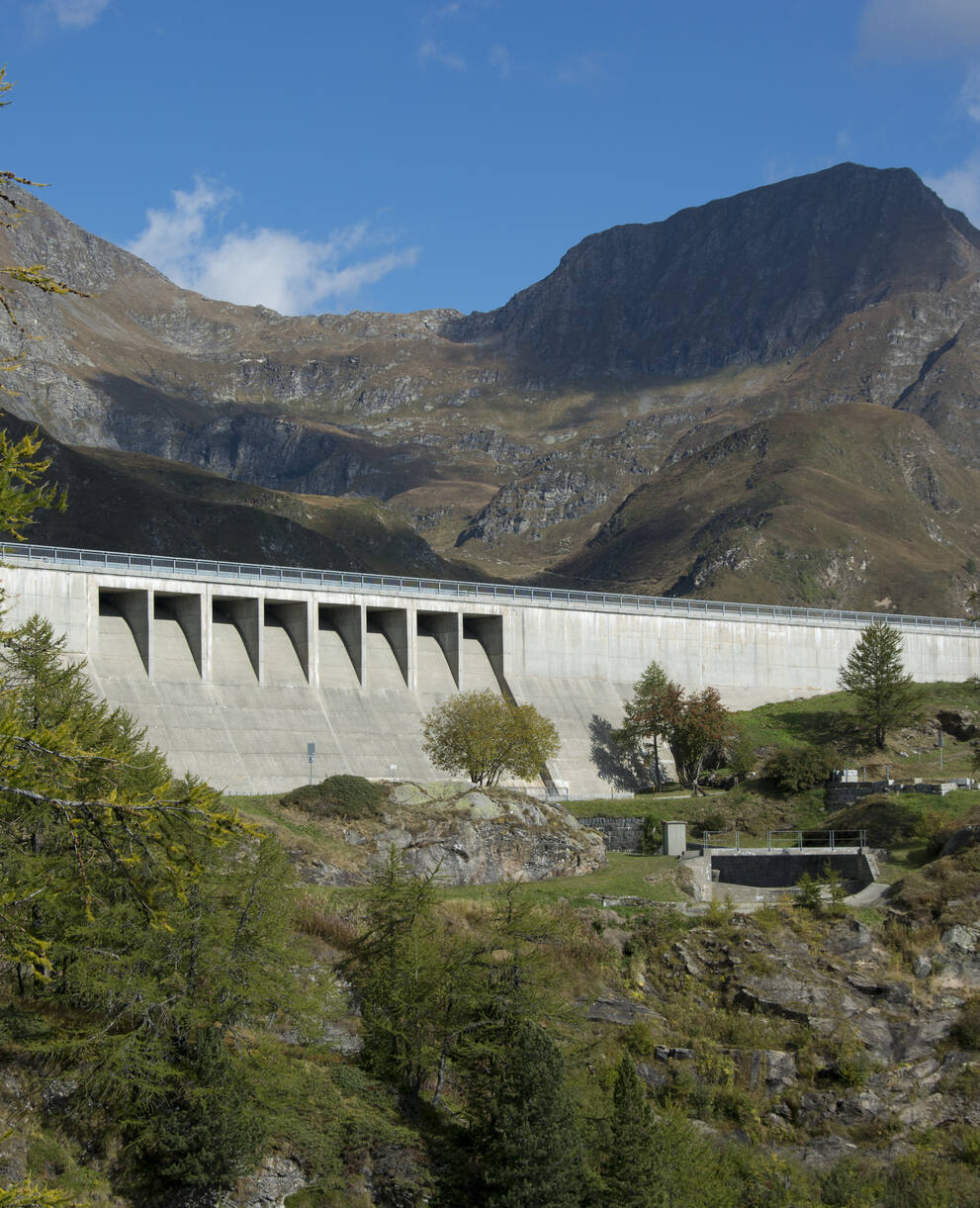 Staumauer und Druckstollen beim Lago Ritom im Tessin