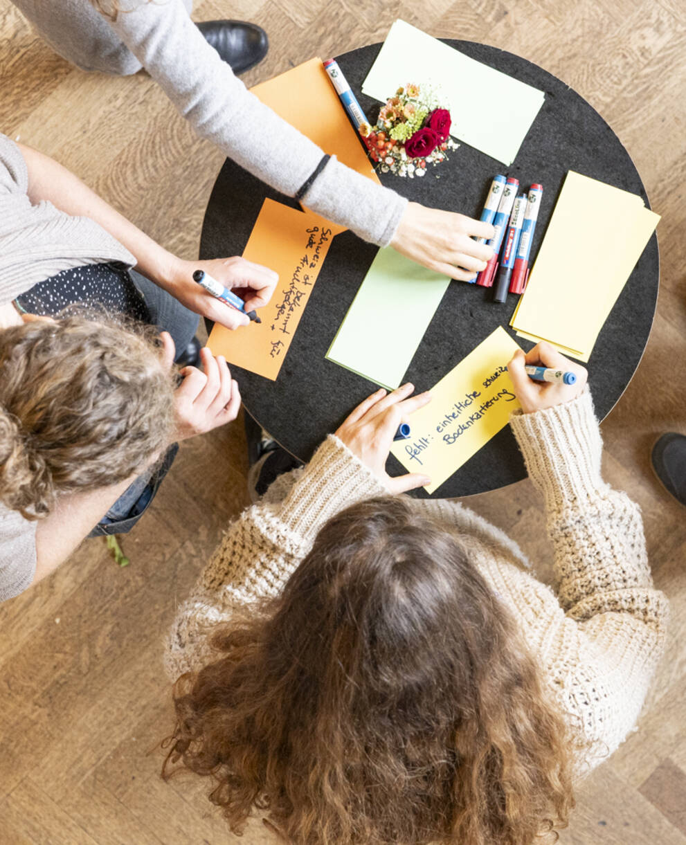 Teilnehmende eines Workshops an der Bodentagung von Pro Natura notieren wichtige Punkte.