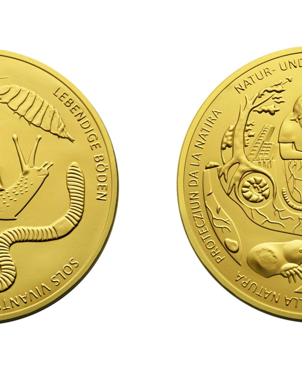 Die beiden Seiten des Schoggitalers in goldener Verpackung.