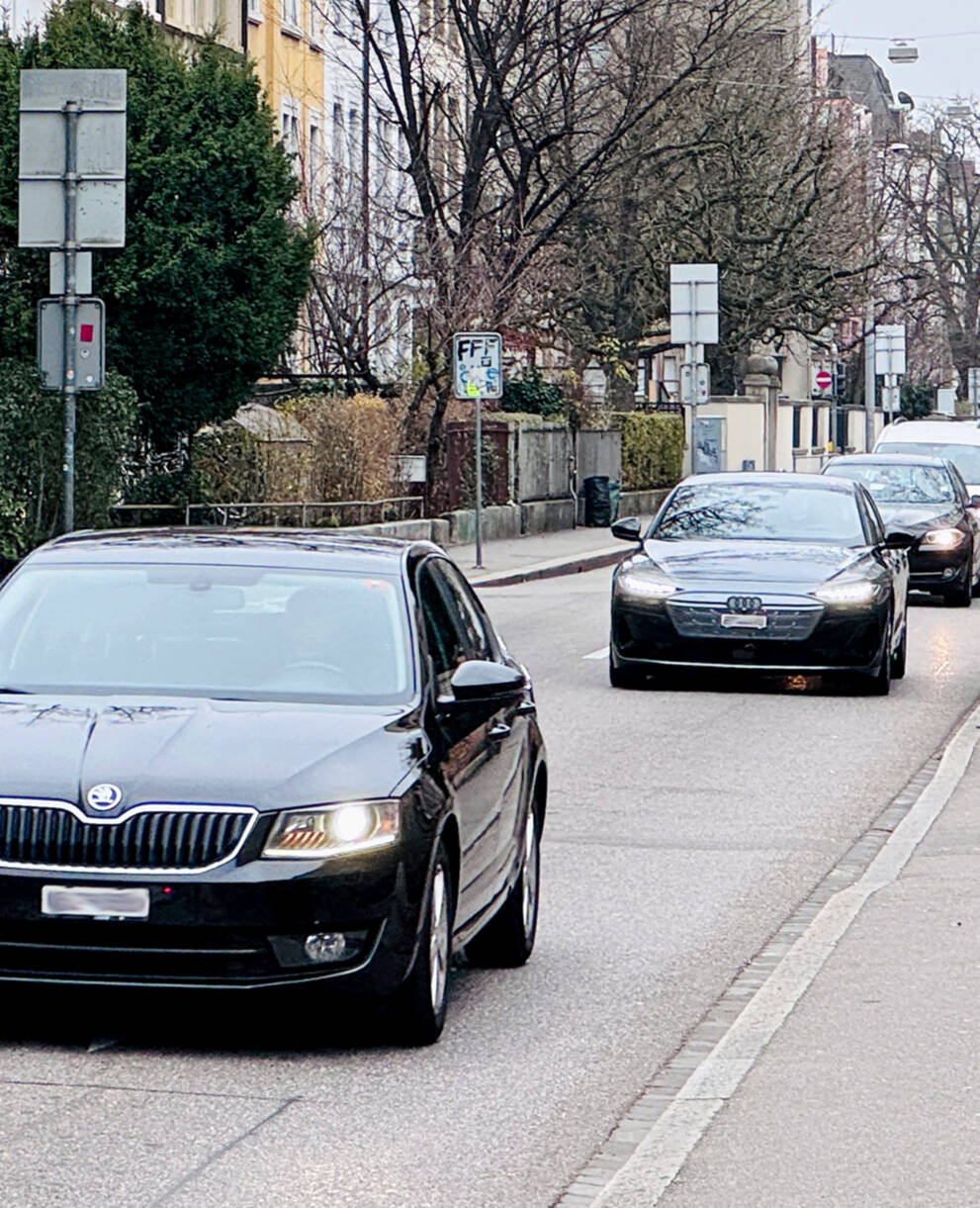 Autokolone in der Dornacherstrasse in Basel