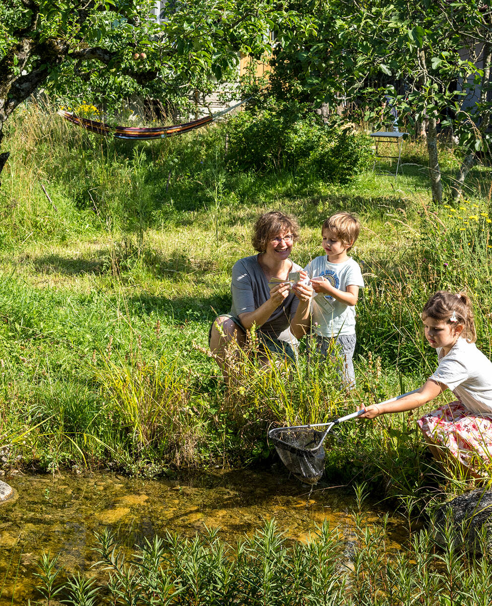 Familie im Naturgarten