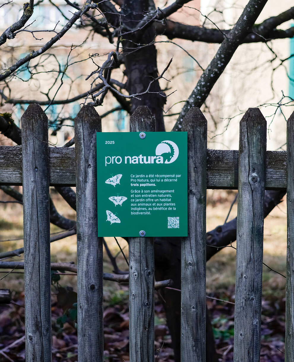 Une jolie plaquette à afficher fièrement dans les jardins naturels certifiés par Pro Natura permet de montrer son engagement pour la biodiversité et de sensibiliser le voisinage. © Matthias Sorg
