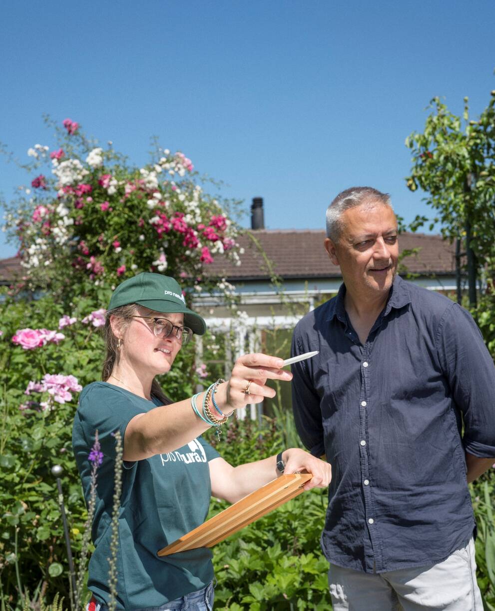Un entretien de conseil sur place offert par Pro Natura permet de découvrir comment aider concrètement la nature au jardin. © Daniel Rihs