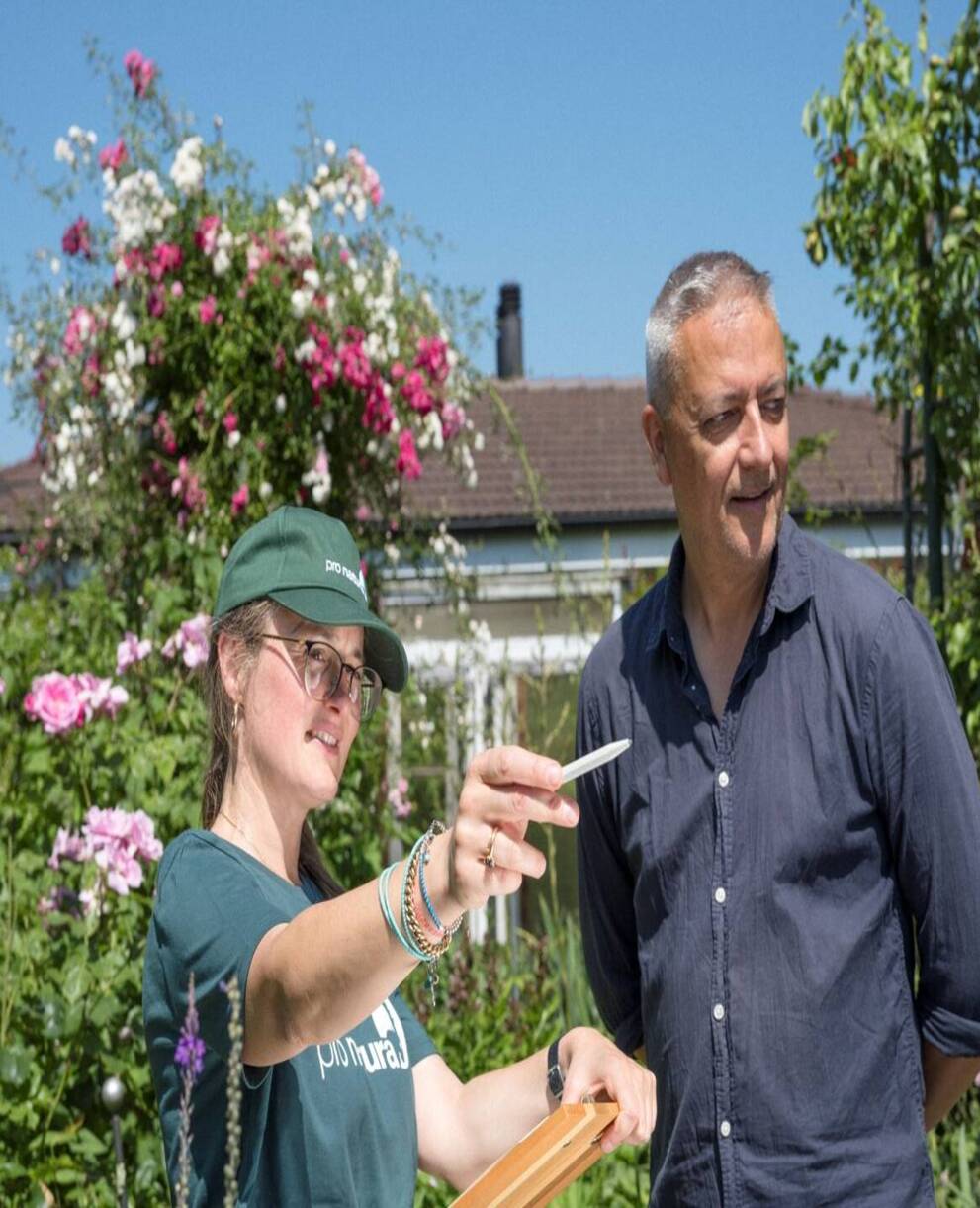 Una consulenza gratuita permette di scoprire come aiutare concretamente la natura nel proprio giardino. © Daniel Rihs