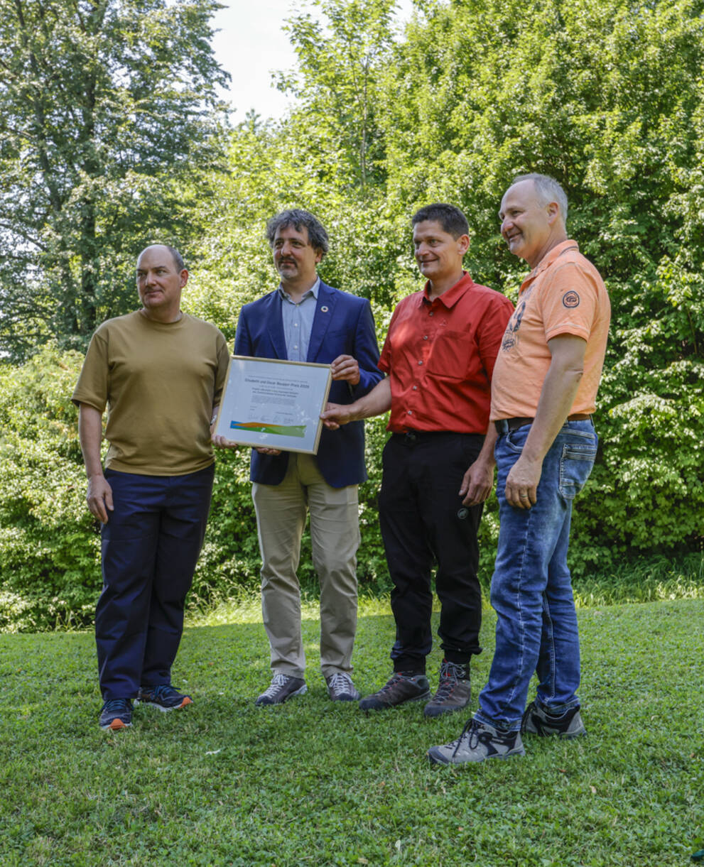 v.l.n.r. Jörg Felix, Stiftungsratspräsident der Emanuel- und Oscar Beugger-Stiftung, Maurice Voyame, Mitglied des Pro Natura Zentralvorstands, Jürg Hunziker, Projektleiter, Förster und Betriebsleiter Zweckverband Untergäu, Lorenz Kissling, Forstkommissionspräsident. © Matthias Sorg