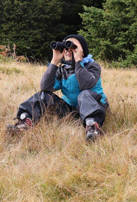 Un bambino guarda attraverso un binocolo