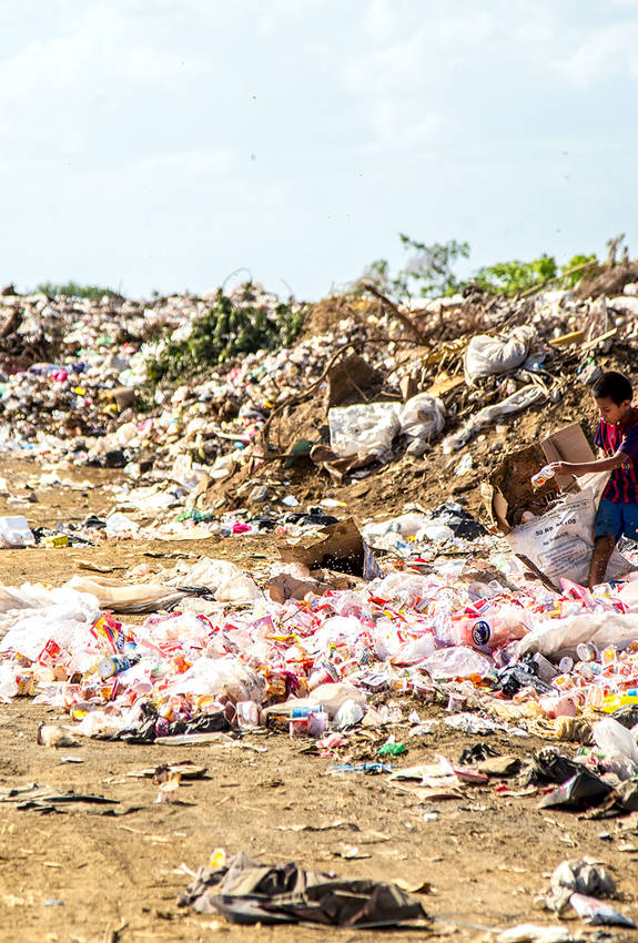 Müllkippe in Nicaragua mit Junge