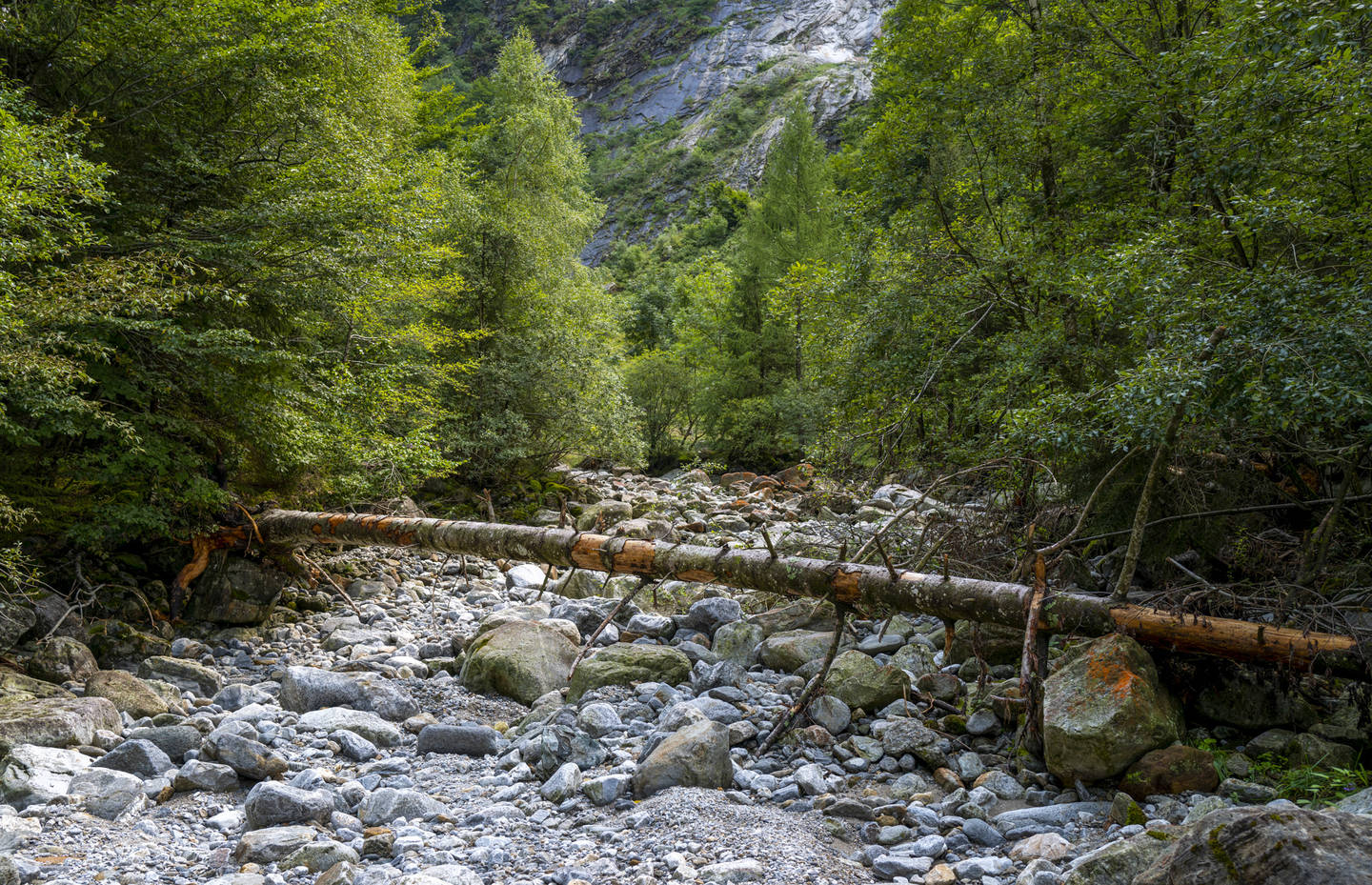 Ausgetrocknetes Flussbett des Ria de Val Cama GR