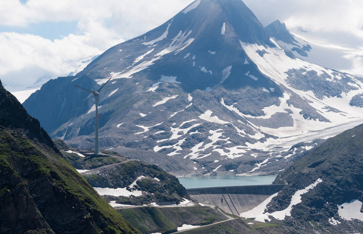 Installation éolienne et centrale hydroélectrique au col du Nufenen