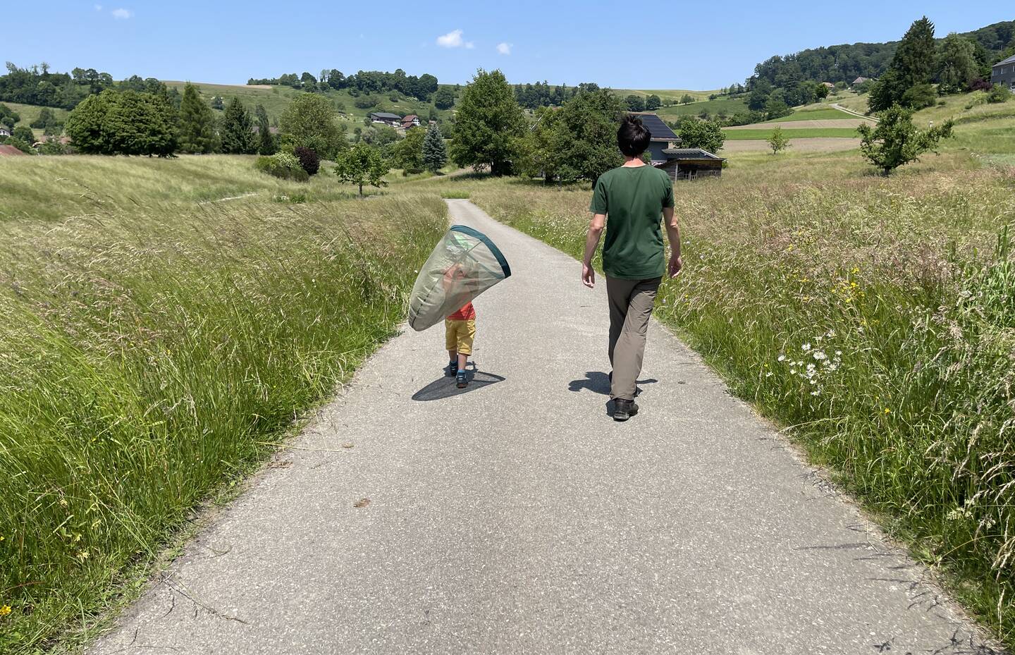 Vater und Sohn auf Insektenpirsch