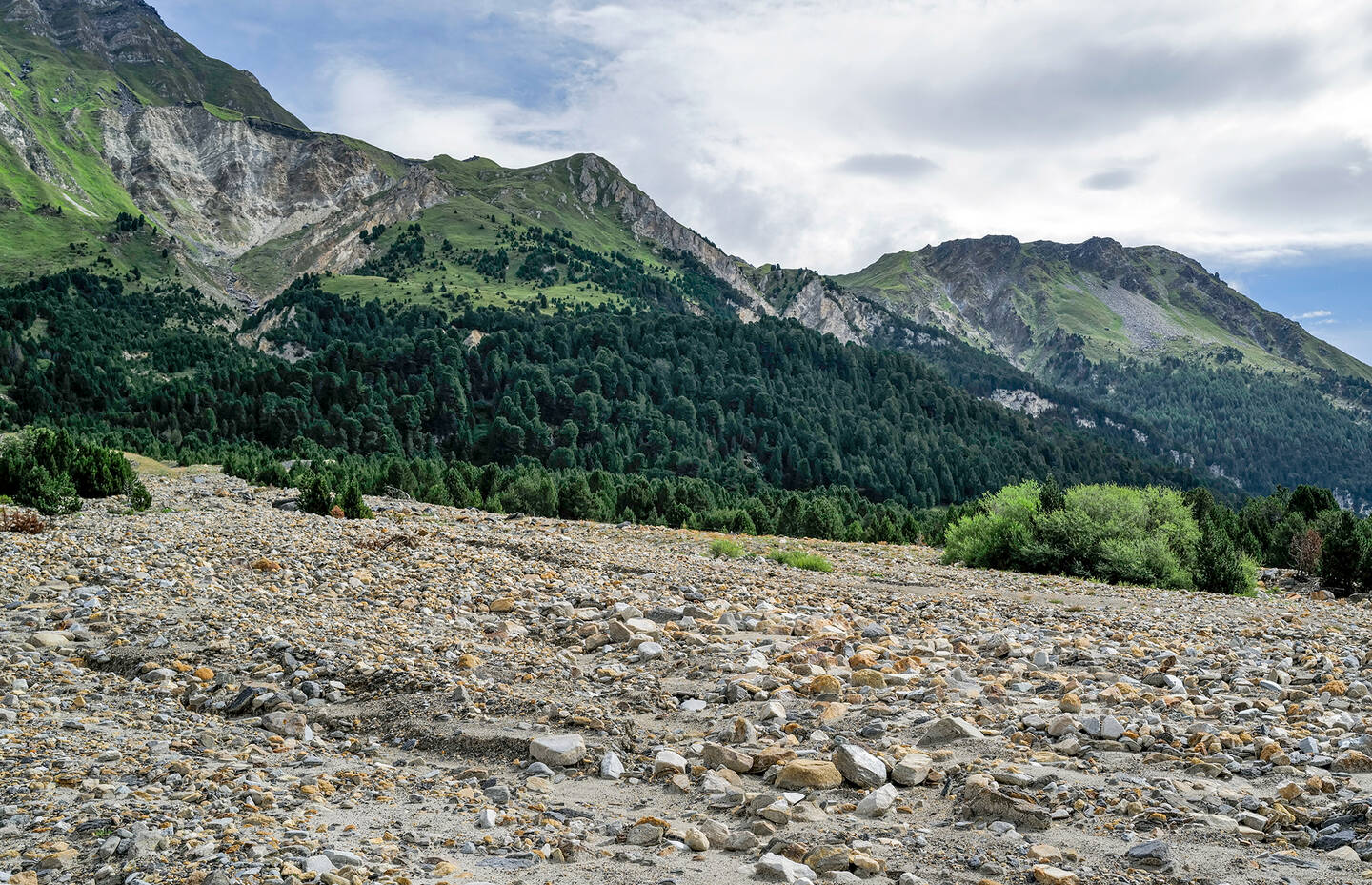 Gerölllawine unterhalb der Passhöhe Lukmanierpass TI