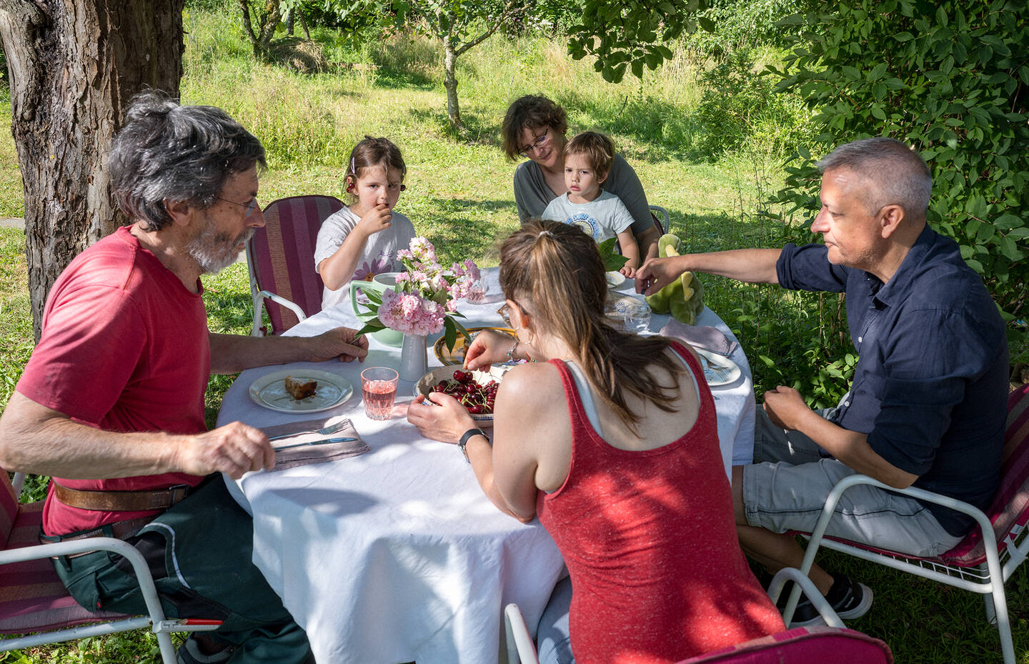 Schatten im Naturgarten, Familie am Essen