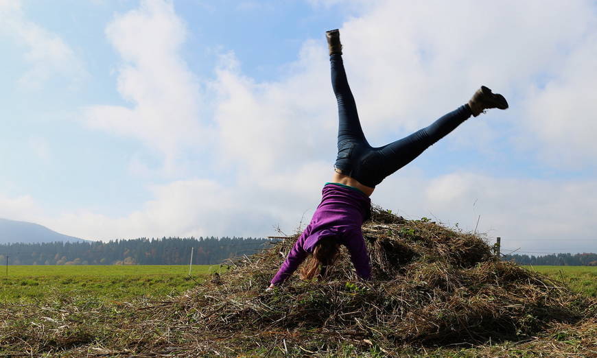 Une adolescente fait le poirier (c) Linus Ehi