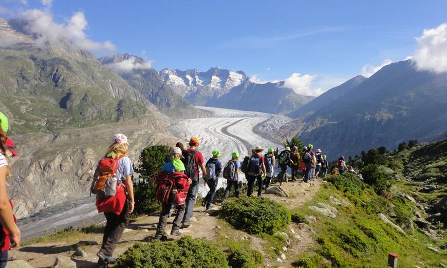 Jugendgruppe vor dem Aletschgletscher