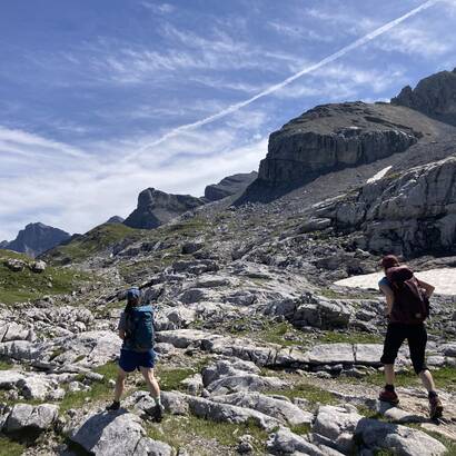Jugend wandern in die Berge