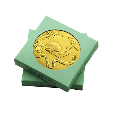 Die goldenen Schoggitaler in der grünen Verpackung.