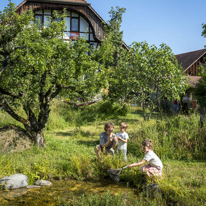 Une diversité colorée : humains et hérissons trouvent tous deux leur compte dans les jardins naturels. © Daniel Rihs / Pro Natura