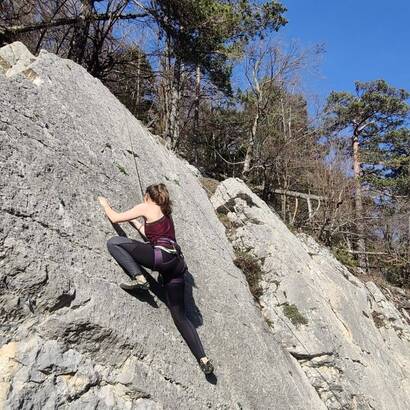 Fille qui grimpe sur une falaise