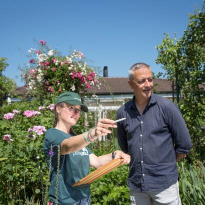 Un entretien de conseil sur place offert par Pro Natura permet de découvrir comment aider concrètement la nature au jardin. © Daniel Rihs