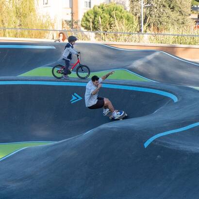Ein Pumptrack lädt zum Befahren aus eigener Muskelkraft ein, Geübtere machen teils waghalsige Sprünge und andere Kunststücke.